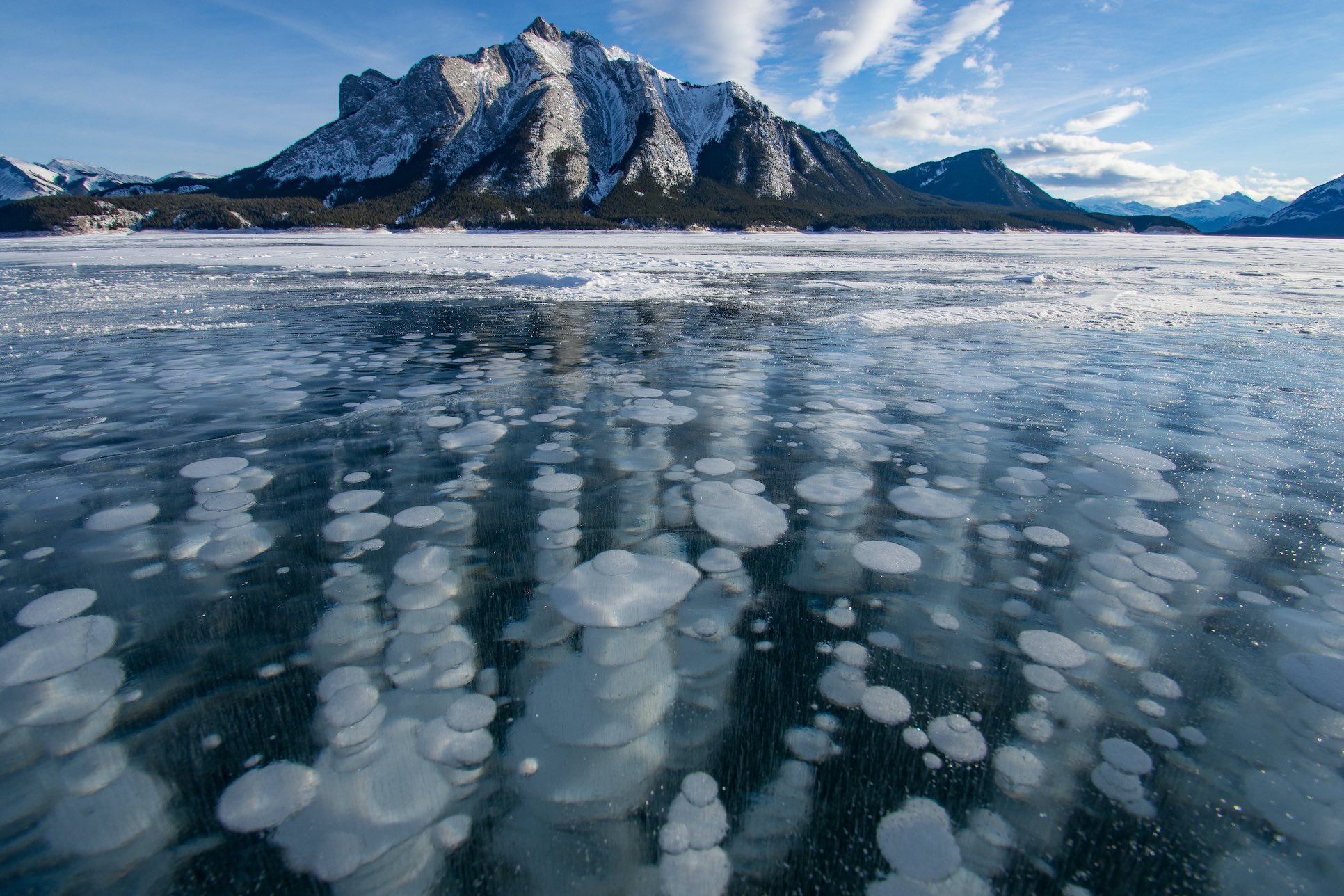 Пузырьки на байкале. Озеро Эйбрахам в Канаде. Ледяные пузыри озера Абрахам Канада.