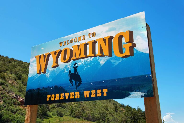 5 Best Wyoming Natural Wonders to Escape Tourists