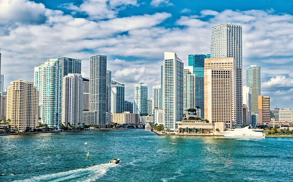 miami skyline. Yachts sail 