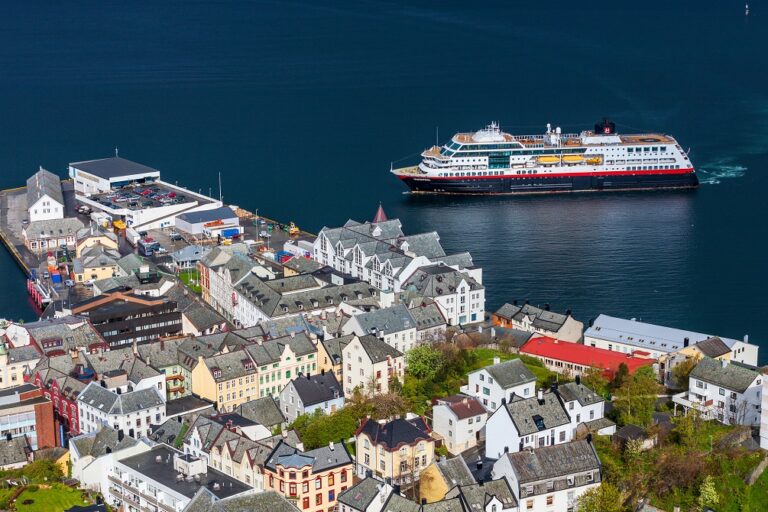 Hurtigruten Increases Norwegian Coastal Voyages for the Northern Lights Season
