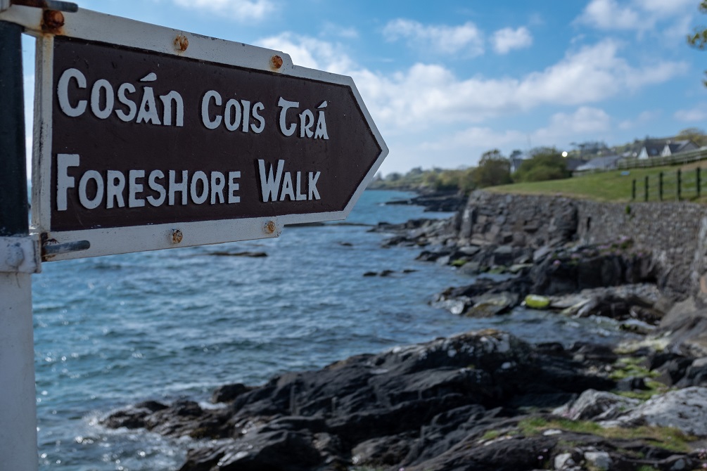 A foreshore walk sign in English and Irish