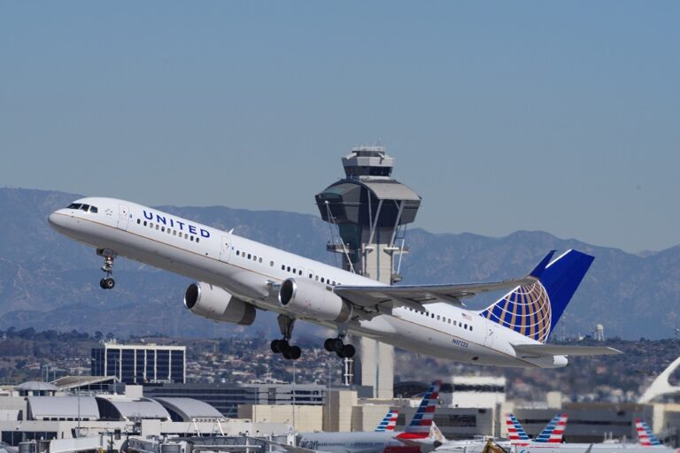 United Airlines to Allow Travel of Previously Barred Passengers Due to Refusal to Wear Face Masks