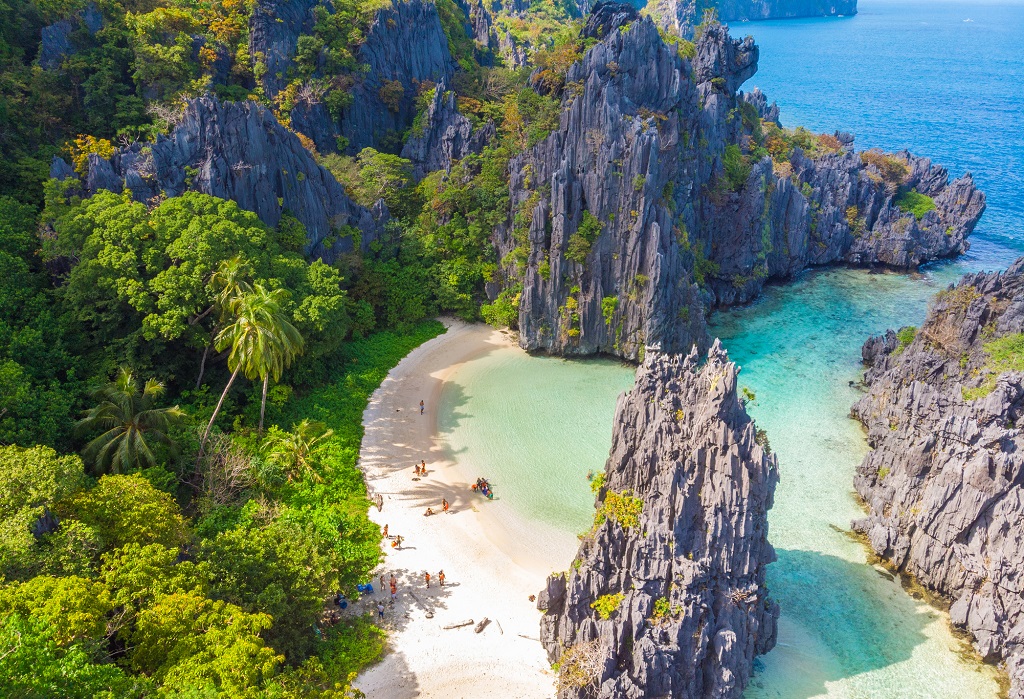 Hidden beach in Matinloc Island, El Nido, Palawan, Philippines