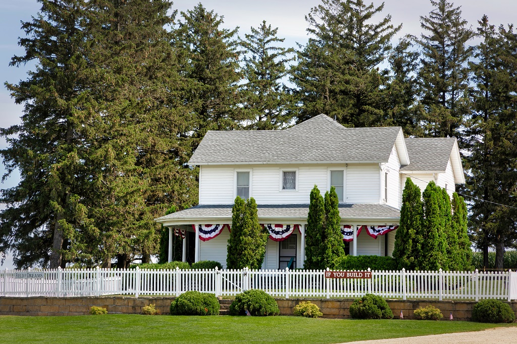 The Lansing family farmhouse and movie set for the 1989 film Field of Dreams.
