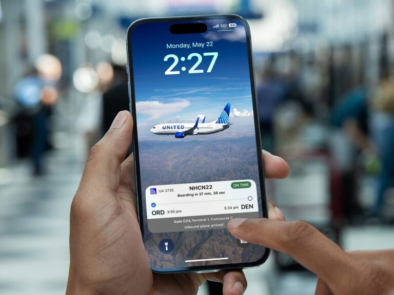 United Airlines Introduces Live Activities Real-Time Flight Info on Your iPhone 14 Pro